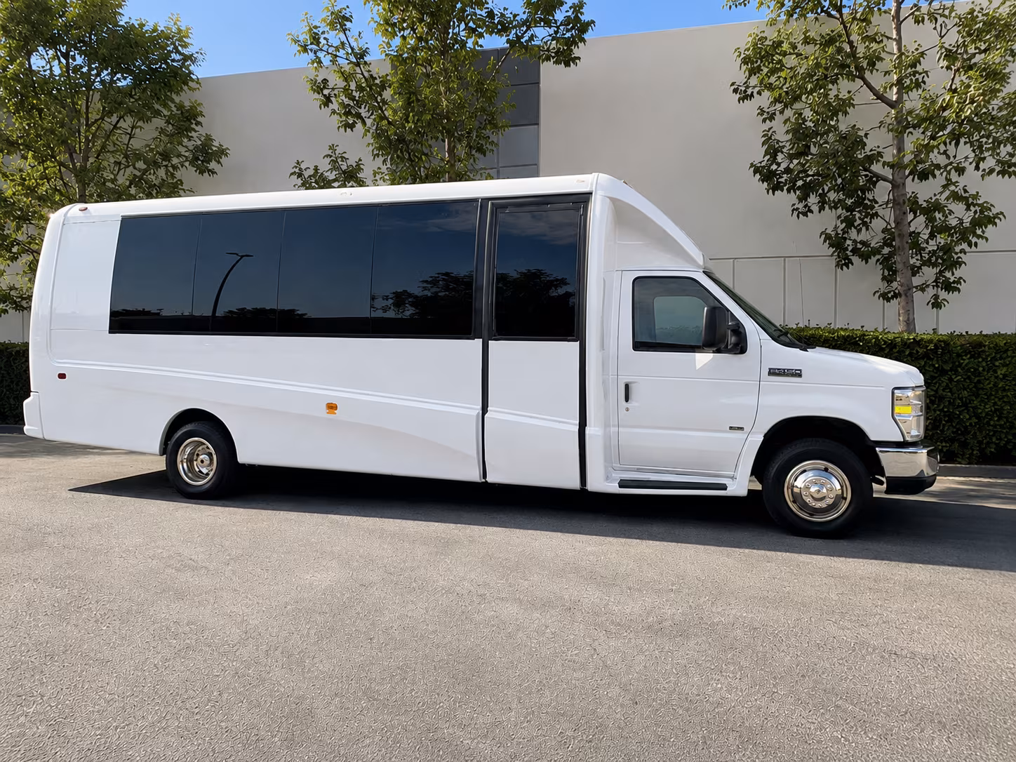 flintcharterbuscompany com helps you arrange transfers from dtw and bishop airport for out of town guests